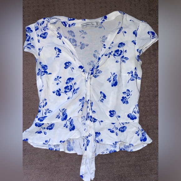 Floral Abercrombie and Fitch white and blue cropped blouse - Picture 3 of 5
